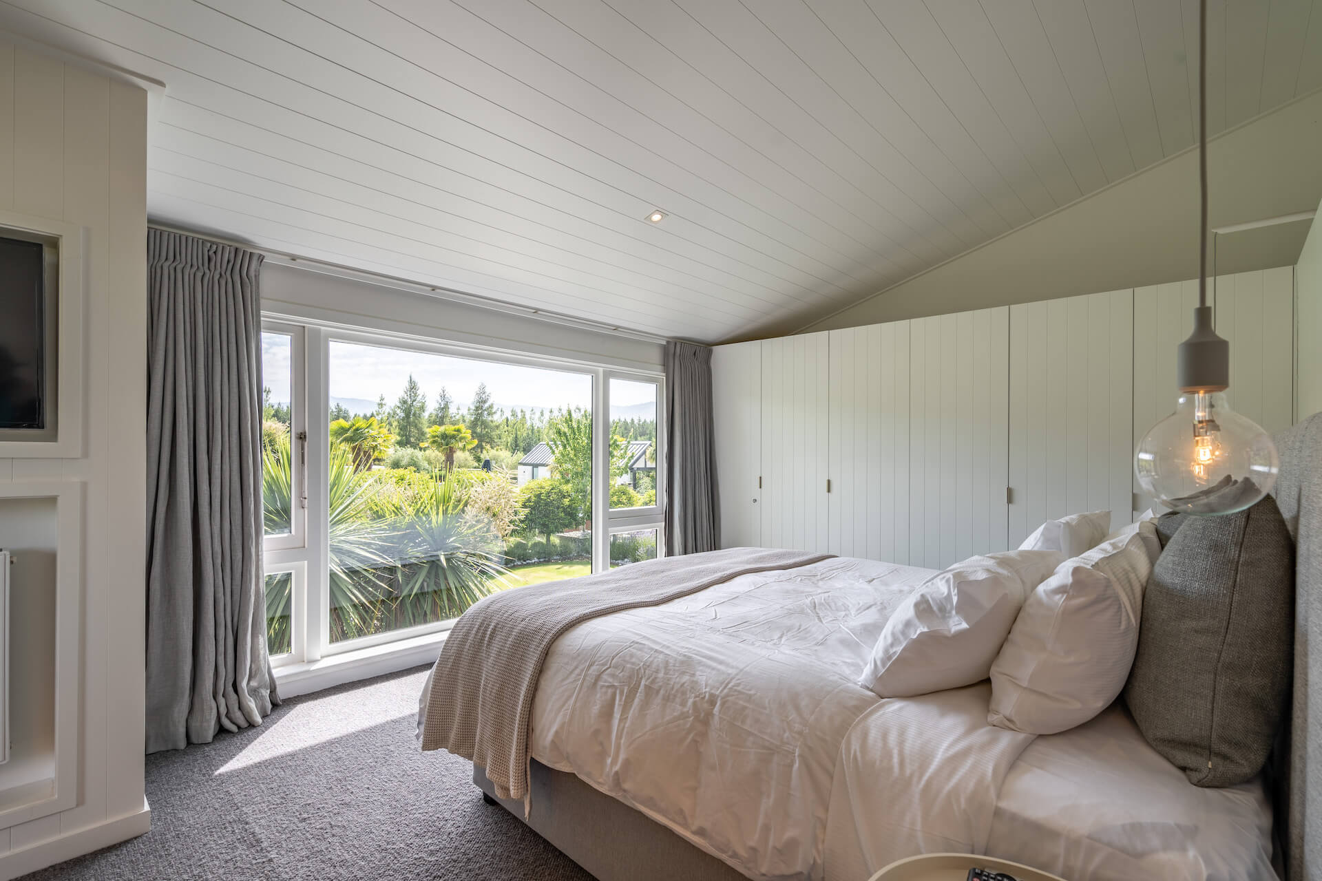 Horseshoe-Bend-Estate-Main-Villa-Master-Bedroom