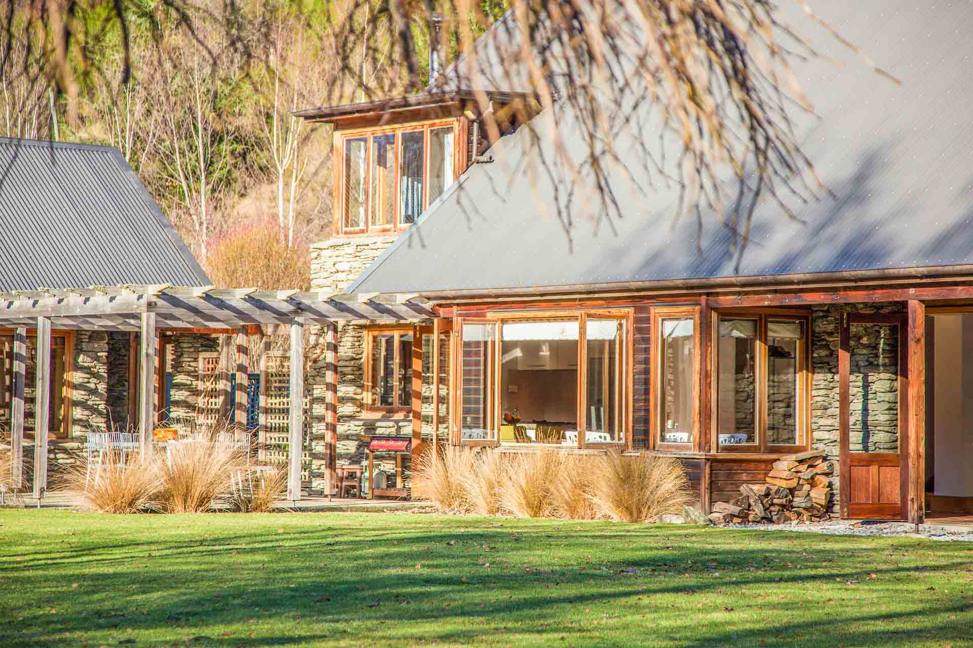 MajorDomo - Wharenui garden to house