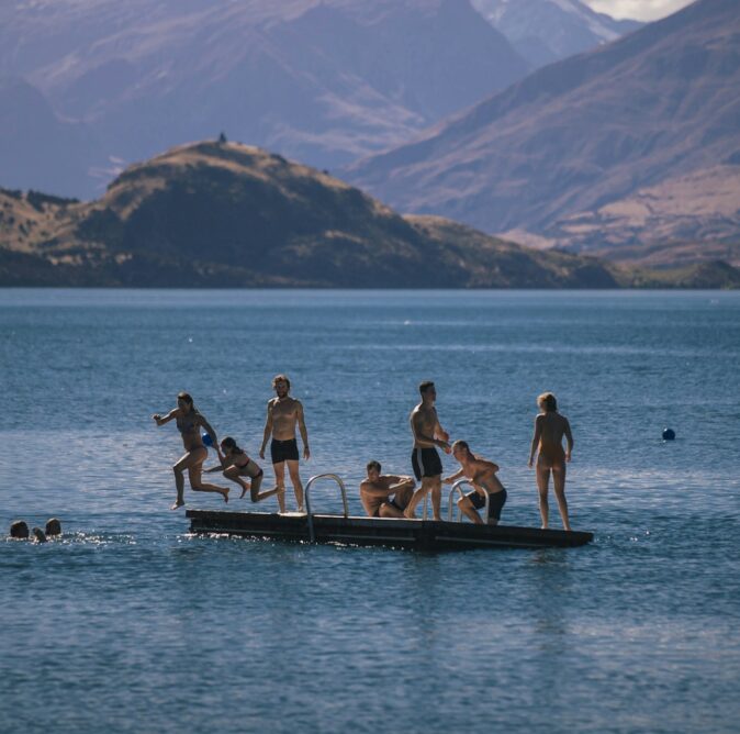 Wanaka-swimming-pontoon-taylor-brandon-pBjPUTUUPUU-unsplash